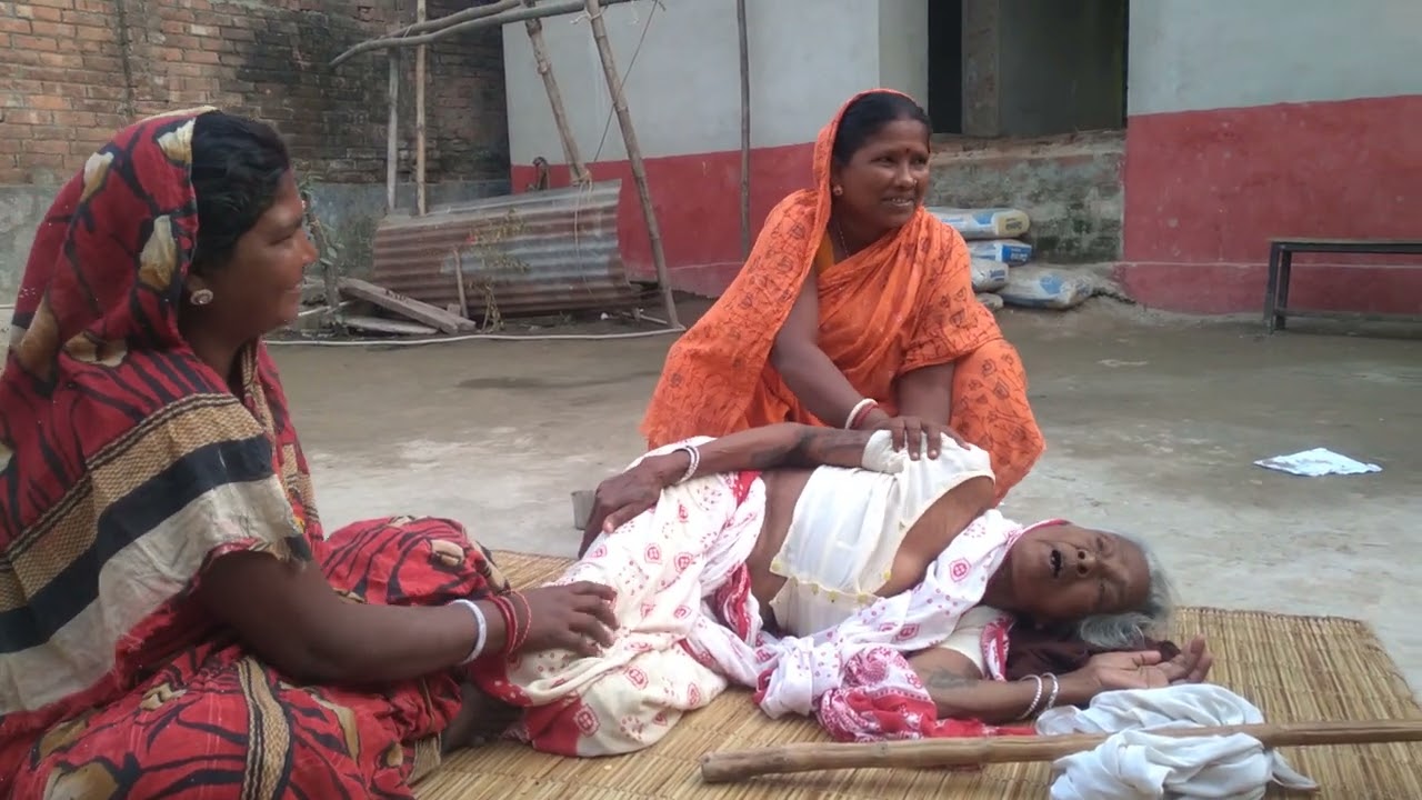Pushpa  aur  Rupa  Apni बड़ी mummy ka सेवा  करते हुए 