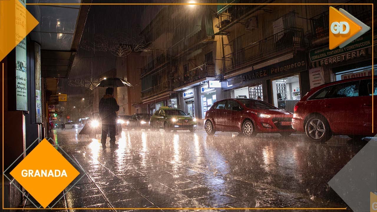Granada recibe una fuerte tormenta, rayos y truenos que dejan encharcamientos en el centro histórico