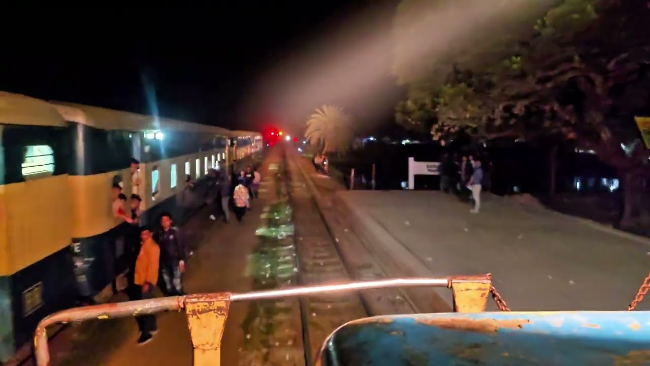 🚊যমুনা এক্সপ্রেসকে বসিয়ে কাওরাইদ রেলওয়ে স্টেশনে থ্রুপাস করছে তিস্তা এক্সপ্রেস 🚉