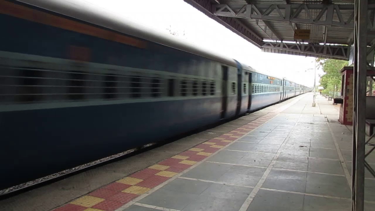 12926 Paschim express crosses Umroli at MPS