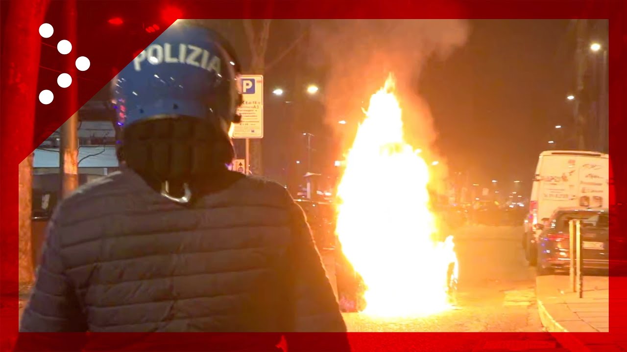 Anarchici a Torino, cassonetti dati alle fiamme: idranti della polizia in azione