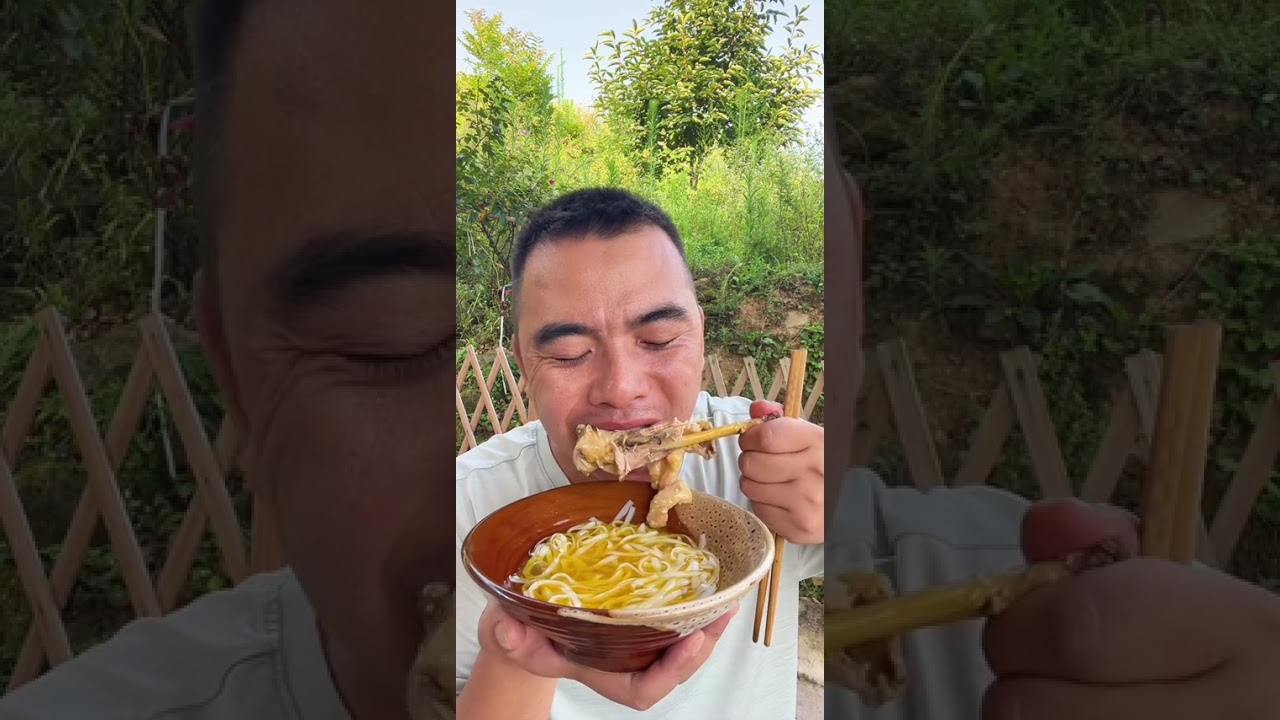 兄弟姐妹们 吃饭了哦 今天吃鸡肉面条 天气太热了没啥胃口简简单单的吃一碗面条#抖音美食推荐官 #美食 #普通的饭菜都是家的味道 @DOU+小助手