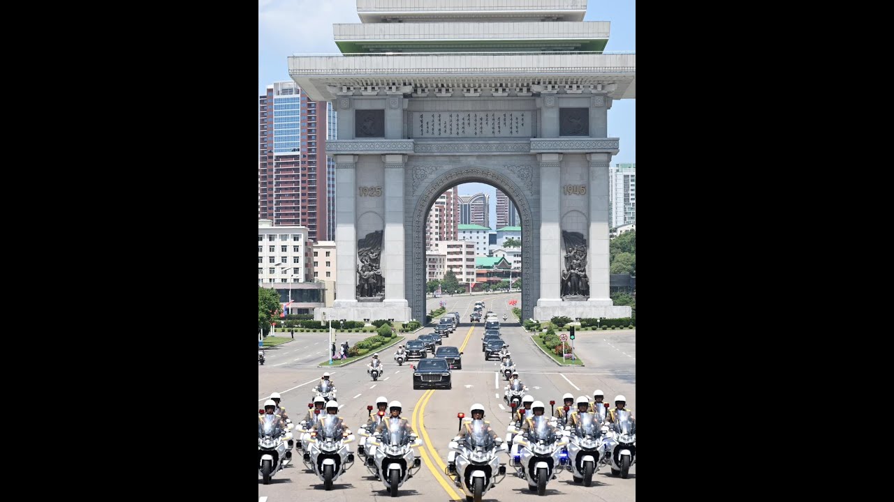 Motorcade of Xi Jinping passes through Arch of Triumph in Pyongyang