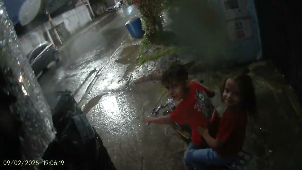 Entregando no Jardim Alegria ,muita chuva,ruas de terras alagadas vc entregaria