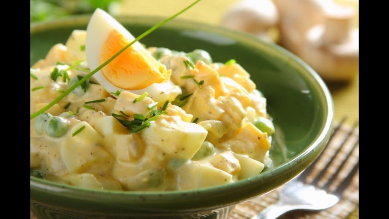 Wielkanocna sałatka jajeczna z pieczarkami - jak ją zrobić? | Przepisy.pl