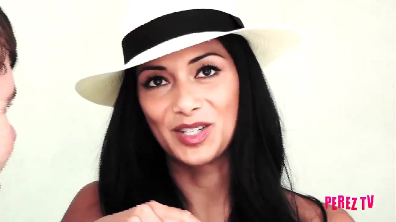 Nicole Scherzinger impersonates Britney Spears