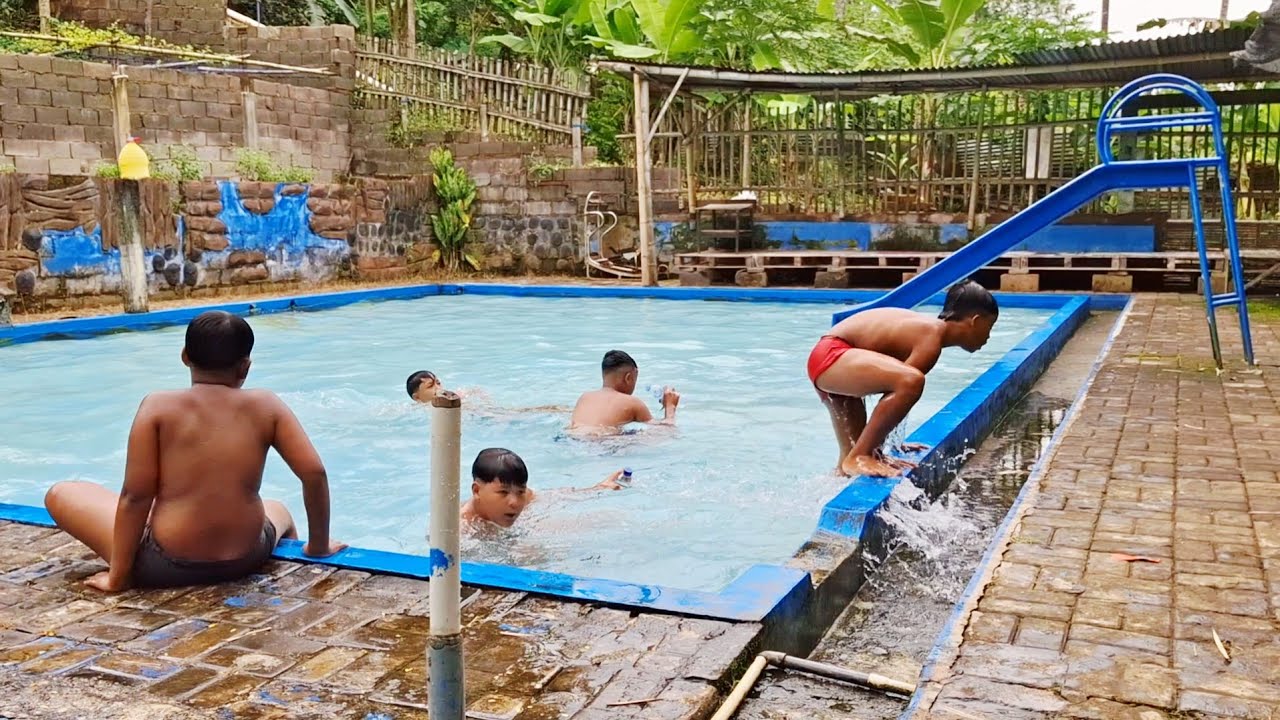 Berenang di Kolam Renang...