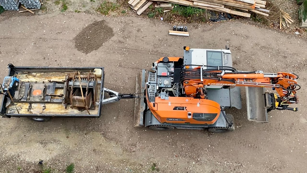 Liebherr 914 Compact met Beco kieper 