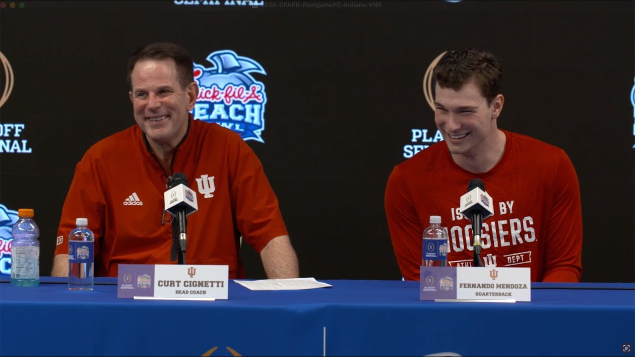 Игроки футбольной команды Университета Индианы Курт Синьетти, Фернандо Мендоса и Д'Анджело Пондс ...