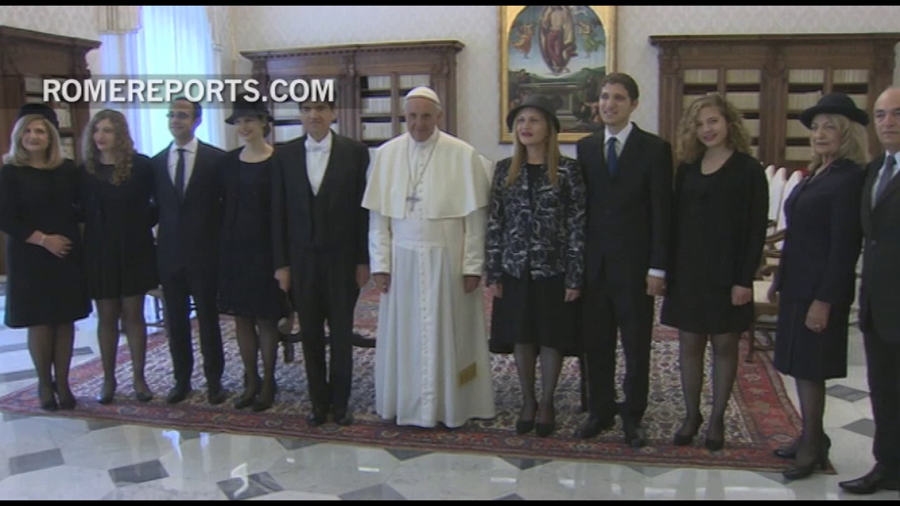 New Israeli ambassador meets the pope and gives him valuable replica of a menorah