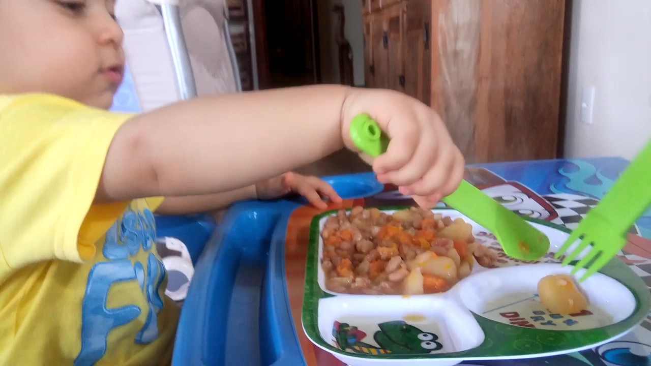 Bebê de 1 ano e 3 meses comendo