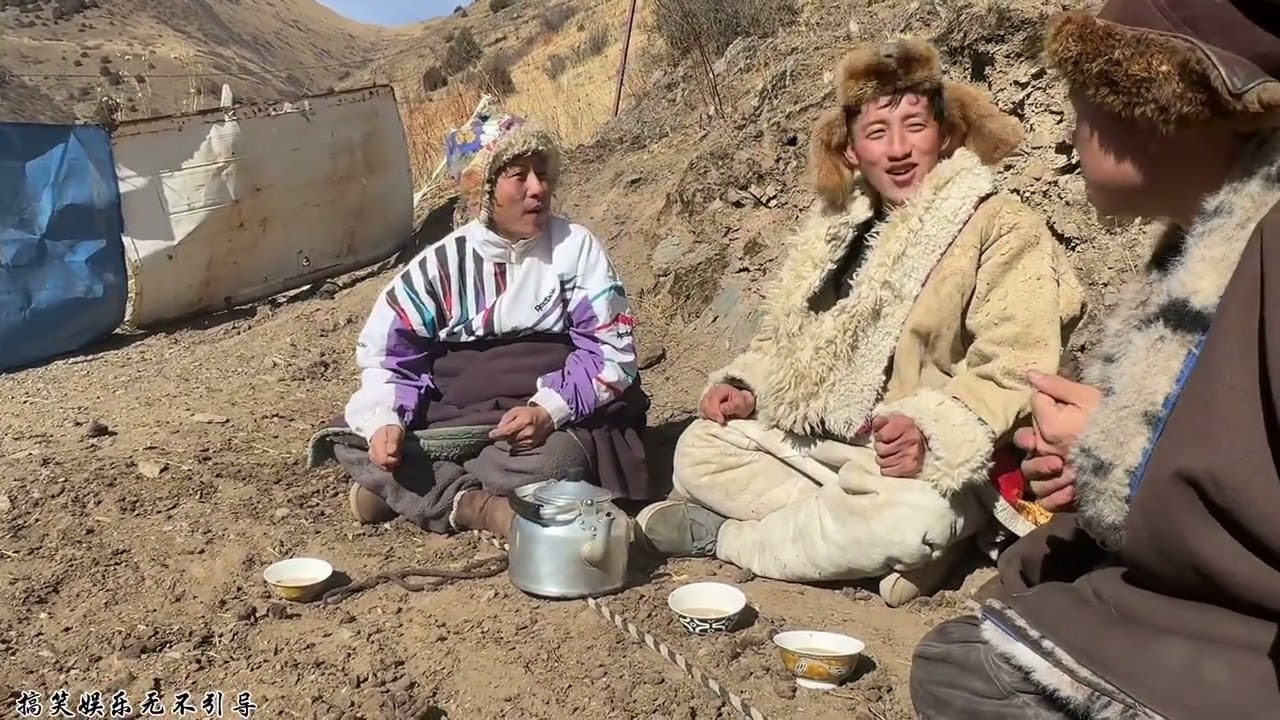 ཕ་བུ་གསུམ་གྱིས་སྒོར་མོ་ལ་འབད་པ།