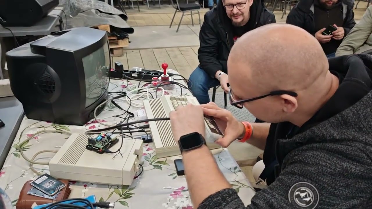 Games & Vintage DAYS Wrocław 2025 : Pokaz wgrywania gier z przer&oacute;żnych nośnik&oacute;w na Commodore 64