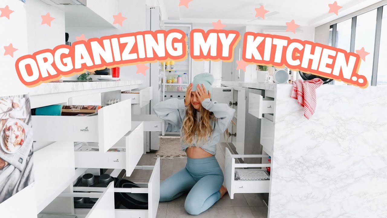 ORGANIZING + DECLUTTERING MY KITCHEN *why did it take me 3 days*