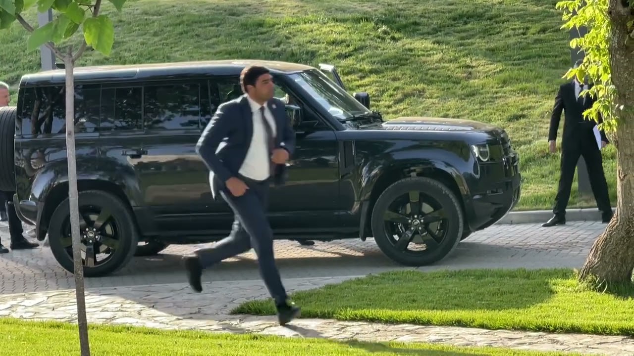 Prezident Şuşada jurnalistlərlə vidalaşdı, özü sükan arxasına keçdi və tədbirdən ayrıldı - EKSKLÜZİV