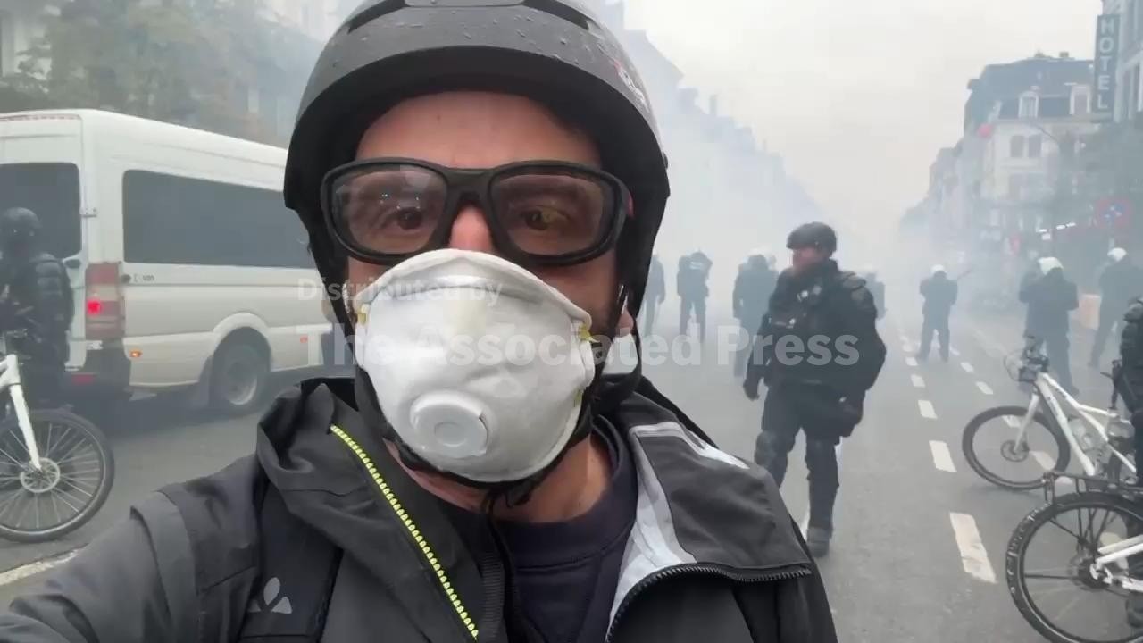 В Брюсселе столкновения полиции с протестующими в масках на фоне акции против мер жесткой экономии