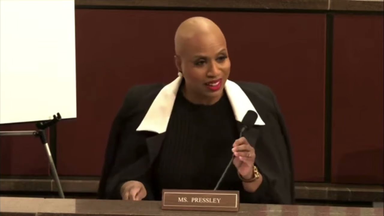 Член Палаты представителей Аянна Прессли сорвала слушания в Палате представителей по делу о мошен...