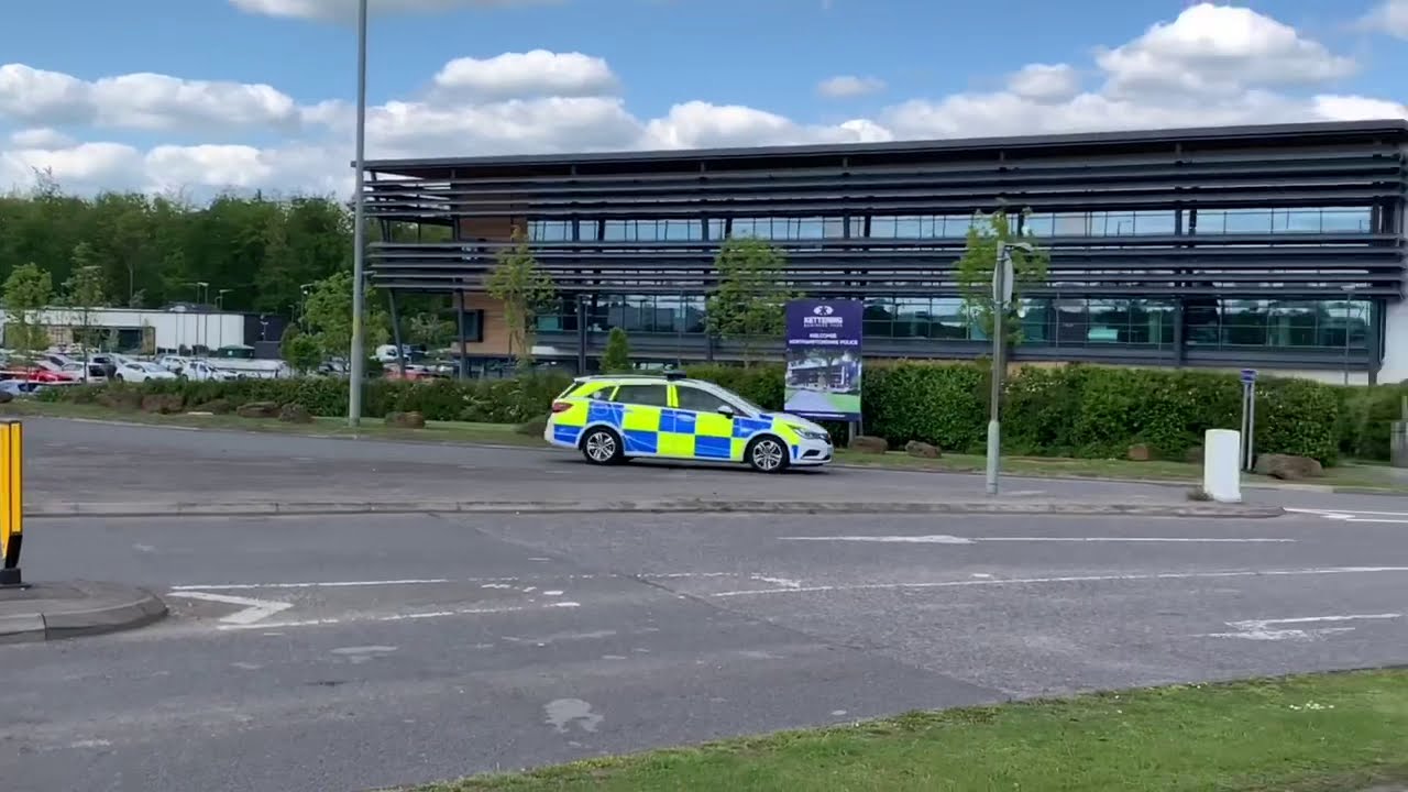 Northants Police IRVs + DSU Skoda responding to a call