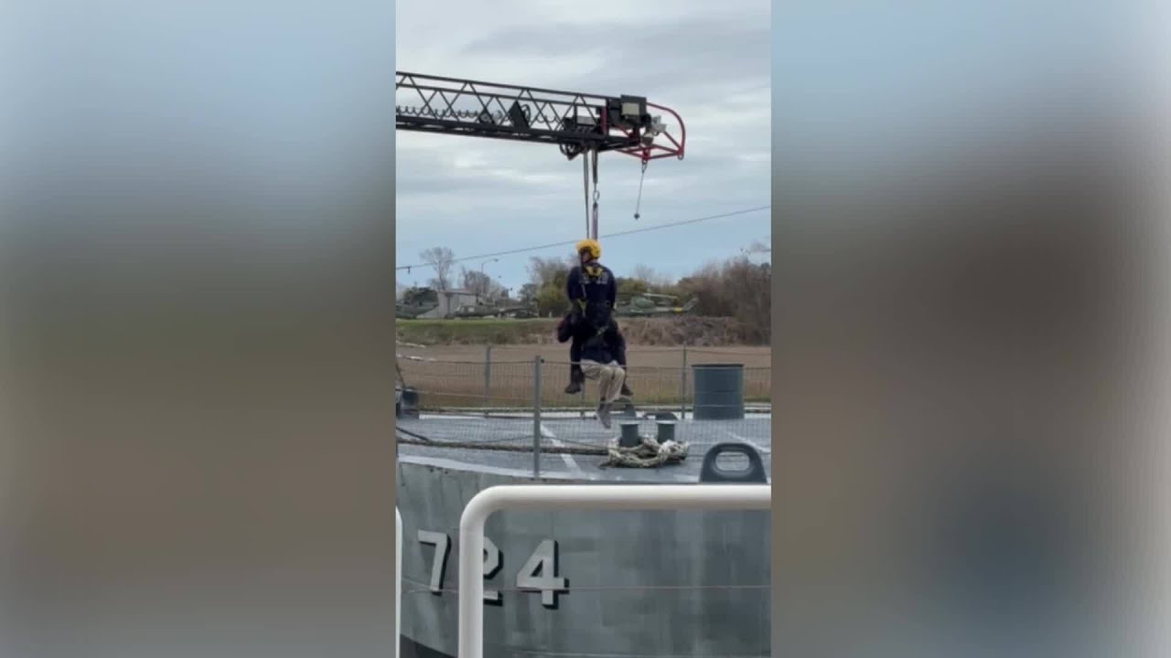 WIDEO: ludzie zostali podniesieni z pokładu USS Laffey po zawaleniu się pomostu