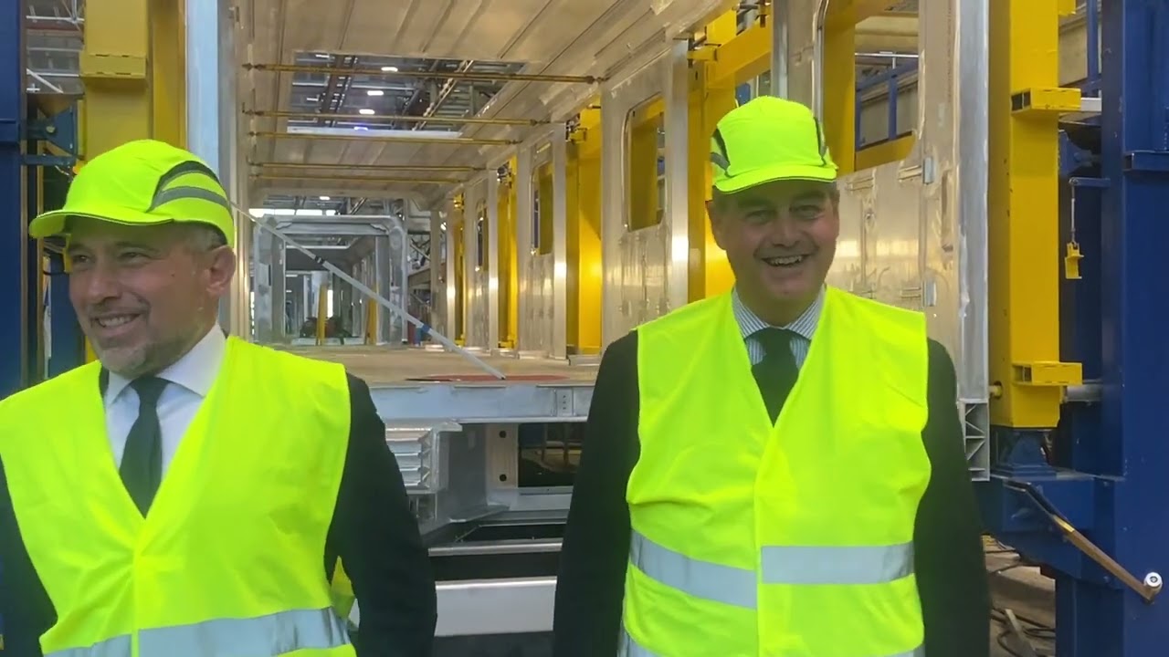L'emozione dell'Assessore Lucente per la visita all'Hitachi Rail di Reggio Calabria