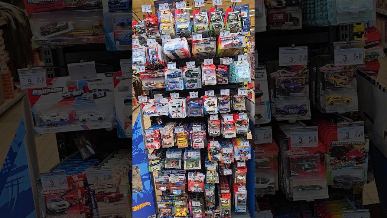 Большой ассортимент литых машинок в гипермаркете Carrefour во Франции!