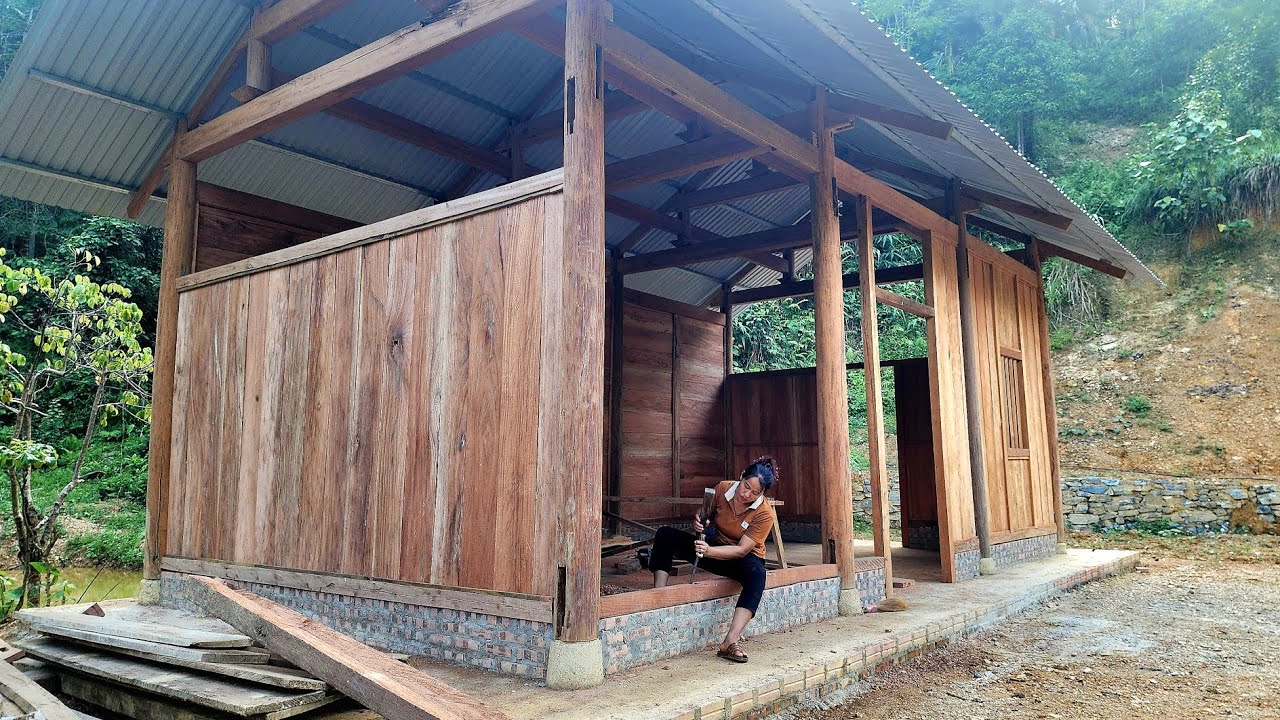 The girl designed and built a sturdy wooden house herself.