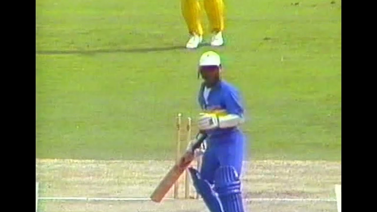 Richie at his best! Brilliant Richie Benaud commentary leading up to Aravinda De Silva dismissal.