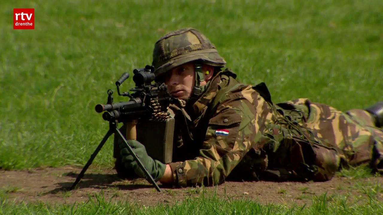 Militaire voertuigen, wapens en explosies vandaag tijdens Landmachtdag in Meppel