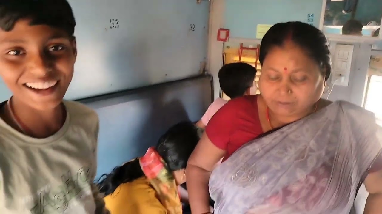Train 🚂 में पानी के कारण मचा हाहाकार#viral #vlog #ganvkilifestyle #minivlog #shortvideo #funny #love