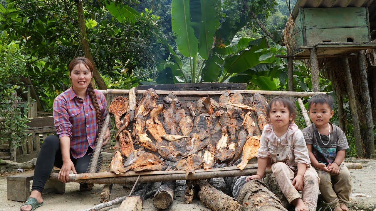 how to catch giant fish to make smoked fish with two - bring to market to sell