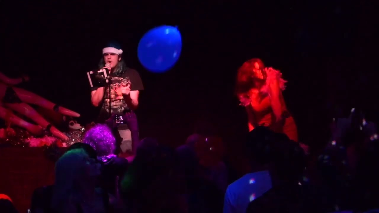 Dani el Mutante sings 