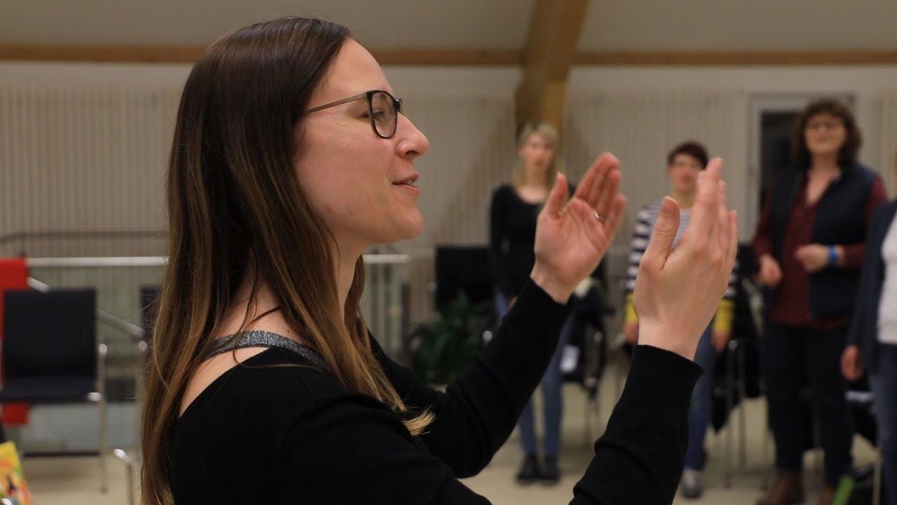 Wie leitet man einen Kinderchor? - Dirigieren, Stitzen und Brummer