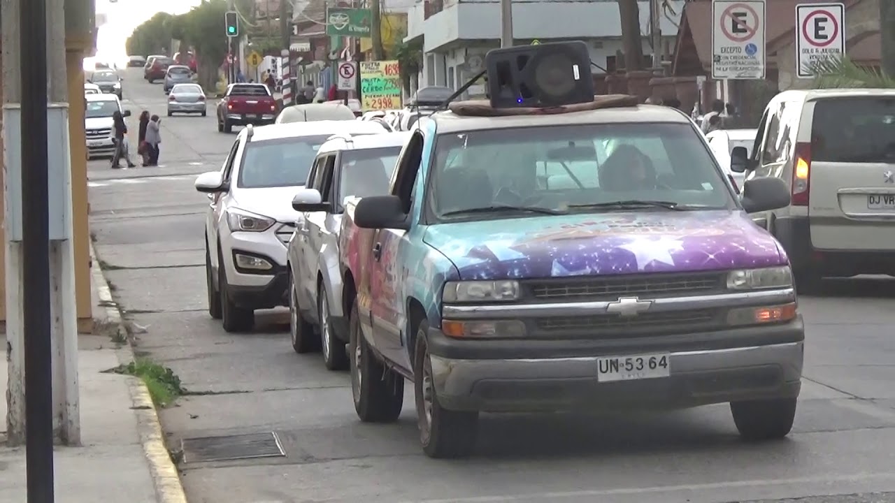 Camioneta anunciando el show del Circo del payaso Zapatilla en Quintero
