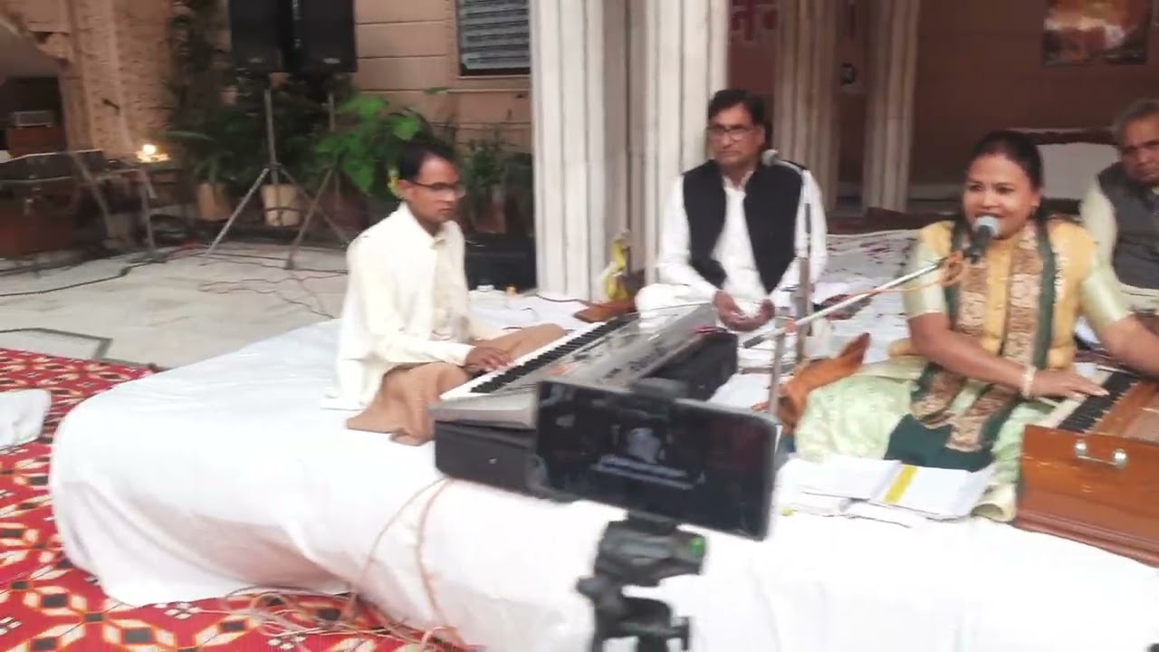 सूरज में ज्योति सीप में मोती प्राणों के आधार हो । स्वर - @ बहन अमृता आर्या जी @ । आर्य समाज हिसार ।
