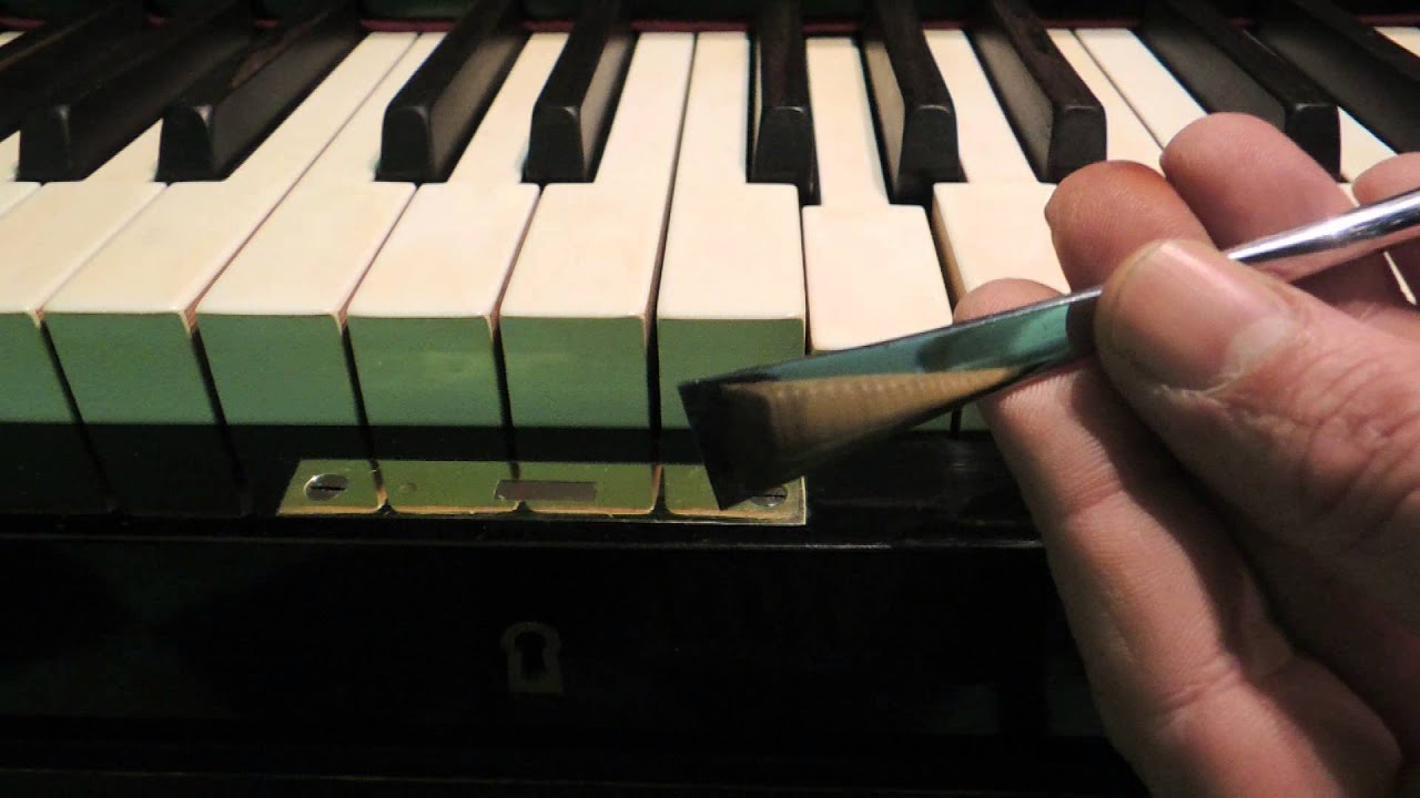 Das Klavier - erste Hilfe, wenn eine Taste h&auml;ngen bleibt (First aid if a key does not work)