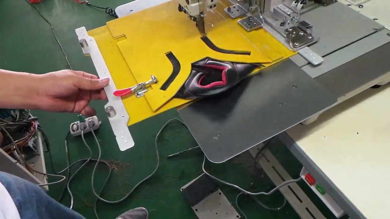 zapatos de seguridad cosiendo por patrón máquina de coser