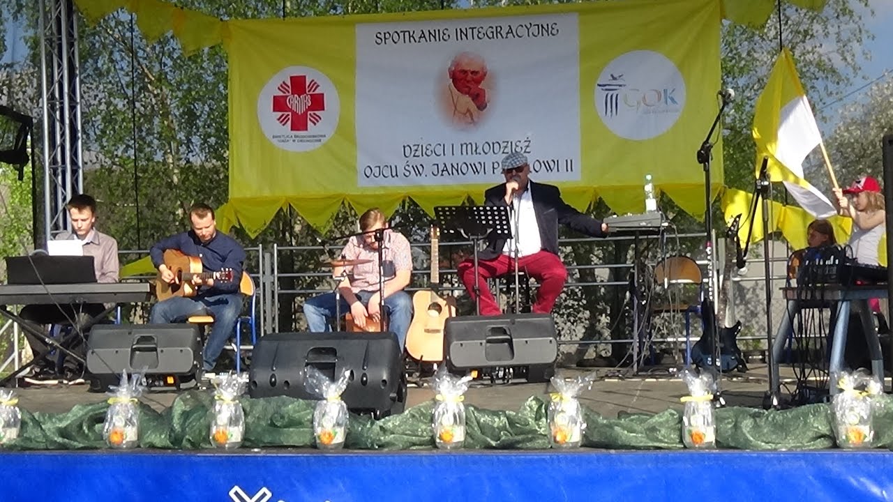 Lenka z Ciechocina i zespół Yachtis śpiewem uczcili spotkanie o Janie Pawle II