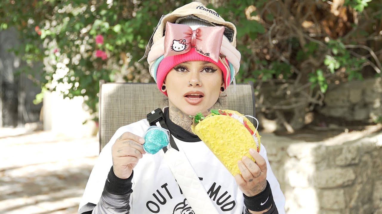 WEARING EVERY GIFT I OPEN ON THIS VIDEO! 🎁😲