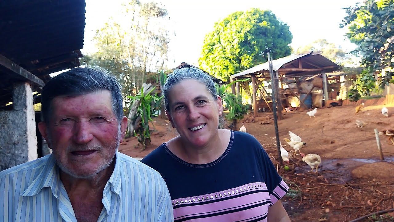 A FILHA FAZ TUDO NA ROÇA PRA AJUDAR  O PAI COM 85 ANOS, SEU LUIS UM EXEMPLO PARA MUITOS