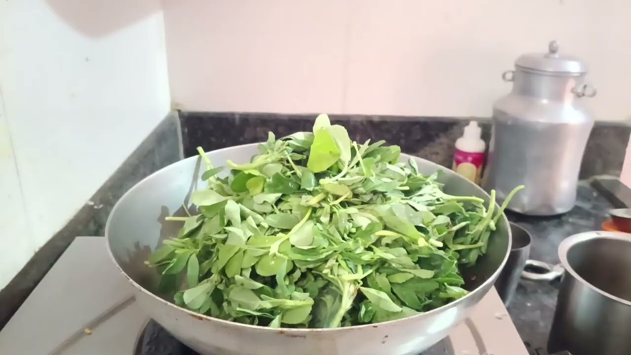 मुगाची डाळ टाकून मेथीची सुकी भाजी#cooking #मराठी #😋😋