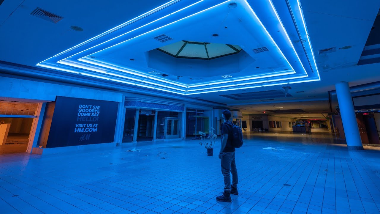 Исследуем заброшенный торговый центр Neon Dream Mall 1990-х годов — электричество включено!