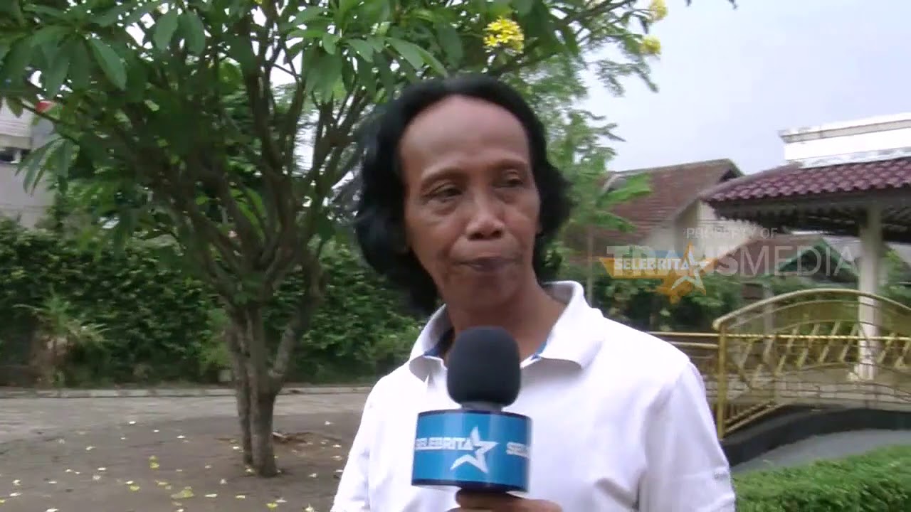 MANDRA BANGUN MAKAM KELUARGA DI HALAMAN DEPAN RUMAH