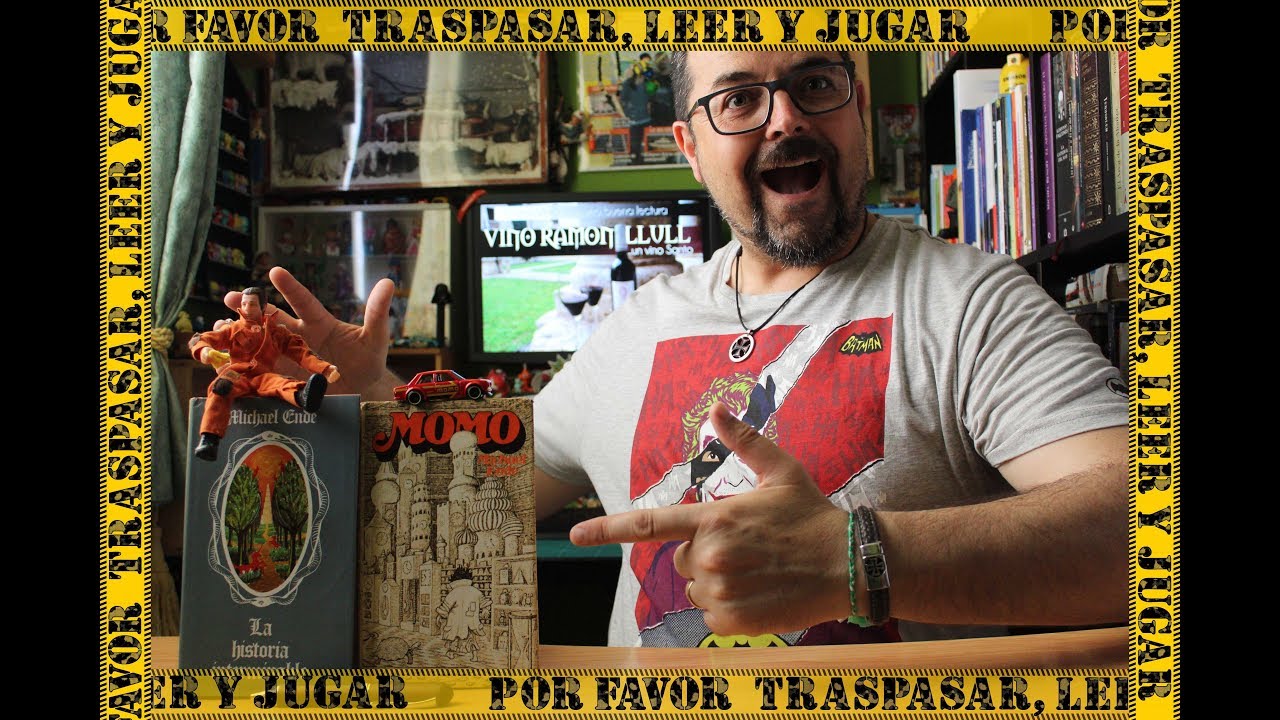 MOMO auto a escala HOTWHEELS y sublime LIBRO de Michael Ende