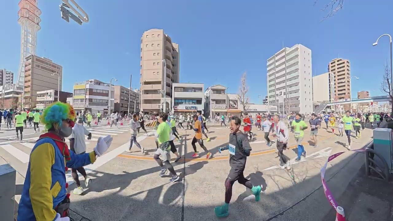 名古屋シティマラソン2026(ハーフ) 沿道からピエロが応援ハイタッチ 4Km地点