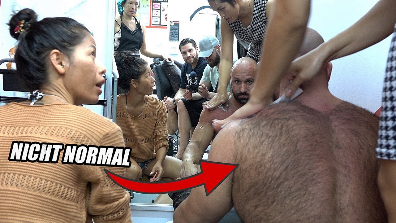 Stark behaarte Bodybuilder beim Waxing  (Keine gute Idee in Thailand)