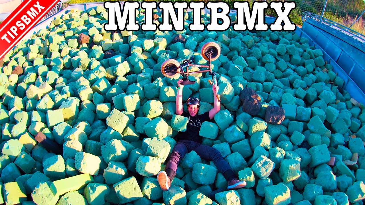 PRUEBO LA PISCINA DE ESPUMAS CON LA MINIBMX - Consiguen hacer backflip con ella!!