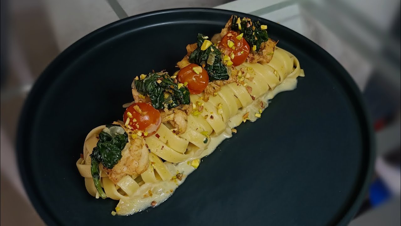 Fettuccine con pollo, espinacas y tomate cherry