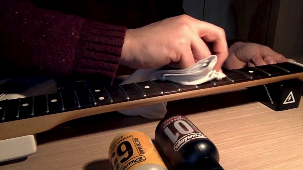 How to clean a Rosewood Fretboard: Dunlop 01 Cleaner & 65 Lemon Oil