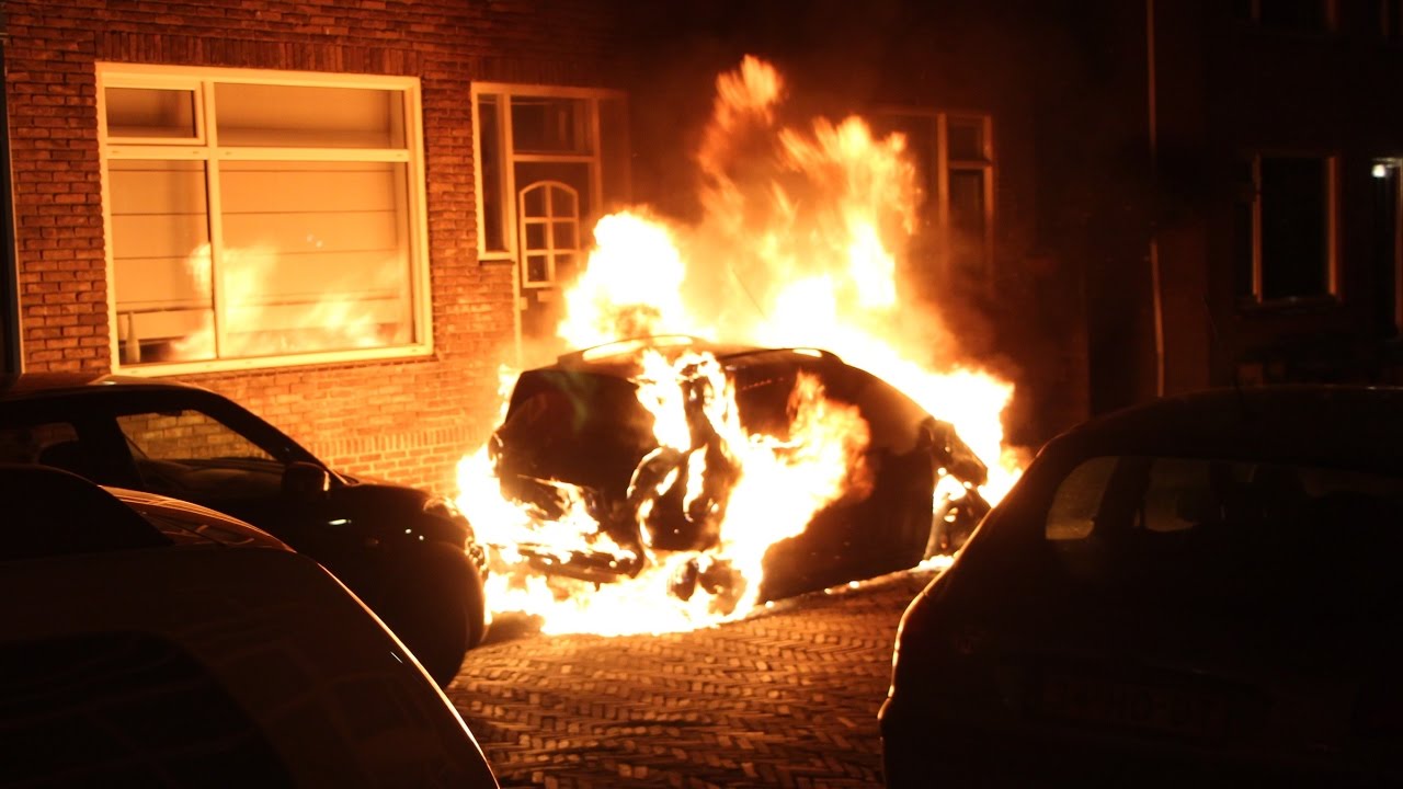Brand van auto op de Bosjesstraat in Koog aan de Zaan