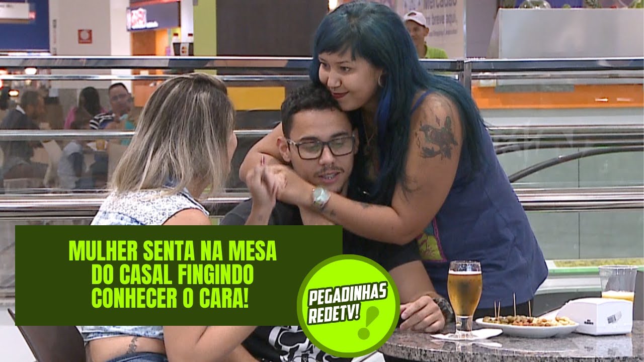 MULHER SENTA NA MESA DO CASAL FINGINDO CONHECER O CARA! | Pegadinhas RedeTV!